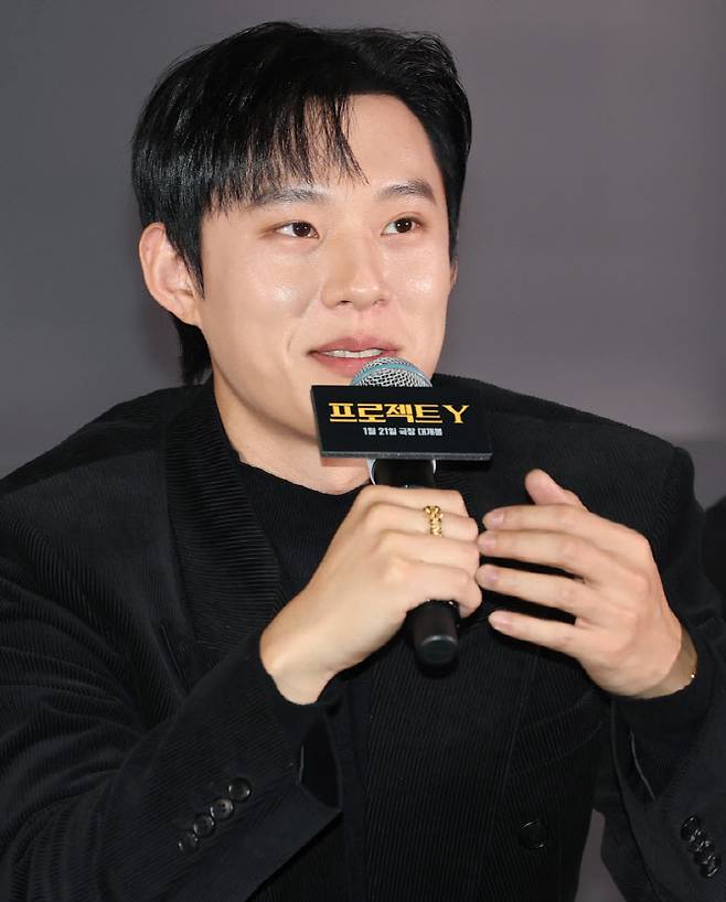 배우 김성철이 8일 서울 송파구 롯데시네마 월드타워점에서 열린 영화 '프로젝트 Y'(감독 이환) 언론시사회에 참석해 오마이걸 유아와의 부부 호흡에 대해 이야기 하고 있다. '프로젝트 Y'는 화려한 도시 그 한가운데에서 다른 내일을 꿈꾸며 살아가던 미선(한소희 분)과 도경(전종서 분)이 인생의 벼랑 끝에서 검은 돈과 금괴를 훔치면서 벌어지는 이야기를 그린 작품이다.