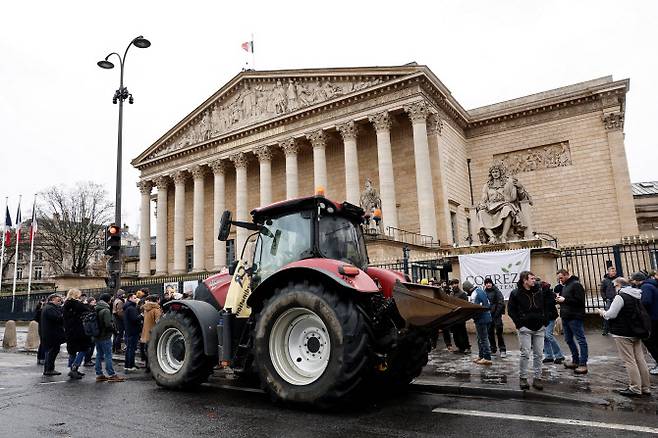 프랑스 농민들이 유럽연합(EU)·메르코수르 자유무역협정과 럼피스킨병 발생에 대한 정부의 대응에 항의하며 시위를 벌이는 가운데, 8일(현지시간) 트랙터 한 대가 프랑스 파리 국회의사당 앞에 주차돼 있다. (사진=로이터)