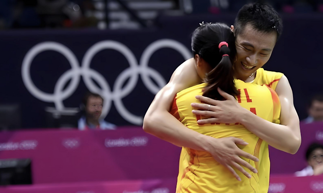 2010년 일본 오픈 혼합복식 결승에서 장난이 자오윤레이를 포옹하고 있다