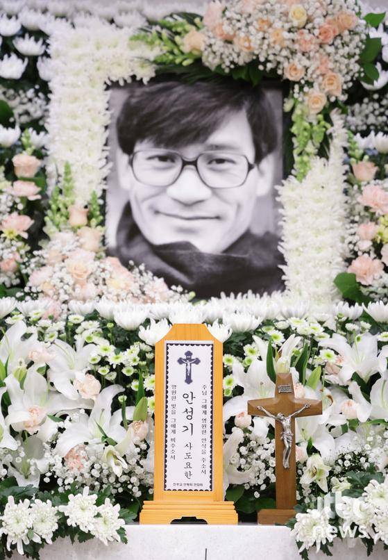 故 안성기의 빈소가 서울성모병원 장례식장에 마련됐다. 발인은 1월 9일 오전 6시, 장지는 양평 별그리다다. 〈사진=사진공동취재단〉