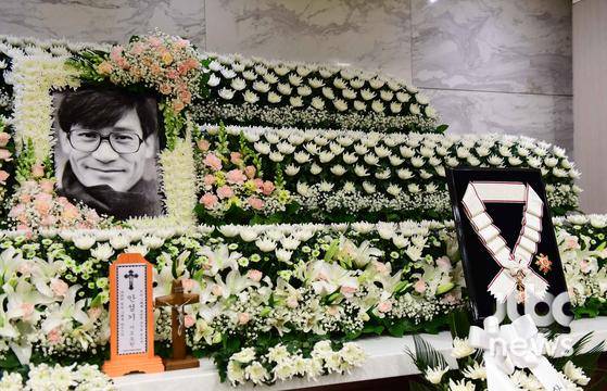 故 안성기의 빈소가 서울성모병원 장례식장에 마련됐다. 정부가 故 안성기에게 추서한 금관문화훈장이 빈소에 놓여있다. 〈사진=사진공동취재단〉