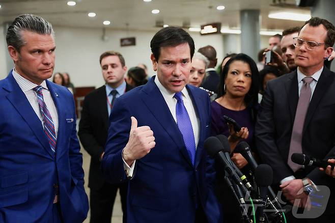 마코 루비오 미국 국무장관(가운데)과 피트 헤그세스 국방장관(사진 왼쪽)이 7일(현지시간) 워싱턴DC 소재 연방 의회 의사당에서 열린 하원 비공개 브리핑 후 기자들의 질문에 답하고 있다. 2026.01.07. ⓒ 로이터=뉴스1 ⓒ News1 류정민 특파원