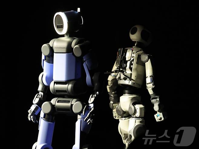 세계 최대 가전·정보기술(IT) 전시회 'CES 2026' 개막을 하루 앞둔 5일(현지시간) 미국 네바다주 라스베이거스 만달레이베이에서 열린 현대차그룹 프레스 컨퍼런스에서 휴머노이드 아틀라스 시제품(왼쪽)과 아틀라스 개발형 모델이 무대에 공개돼 있다. 2026.1.6/뉴스1 ⓒ News1 황기선 기자