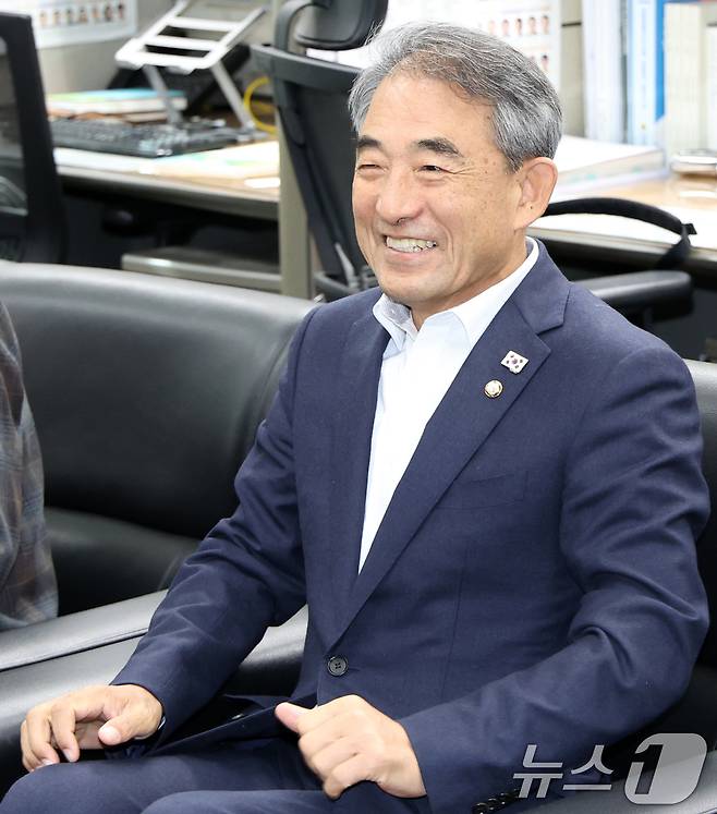 윤준병 더불어민주당 신임 전북도당위원장이 3일 전북 전주시 전북특별자치도의회 기자실을 방문해 환하게 웃으며 간담회를 준비하고 있다. 2025.11.3/뉴스1 ⓒ News1 유경석 기자