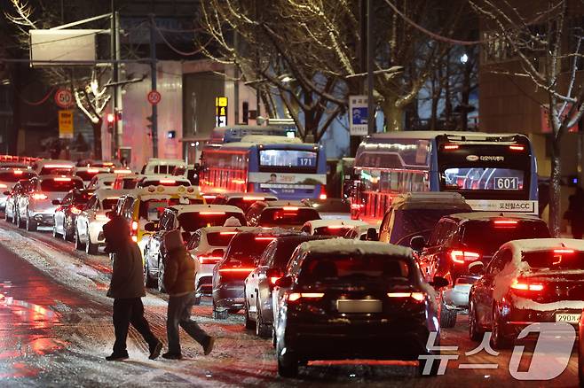 서울 종로구 안국동 도로의 차량들이 눈길에 큰 정체를 빚고 있다. 2025.12.4/뉴스1 ⓒ News1 이광호 기자