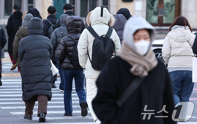 서울 광화문네거리에서 두꺼운 옷을 입은 시민들이 출근길 발걸음을 옮기고 있다. 2026.1.8/뉴스1 ⓒ News1 구윤성 기자