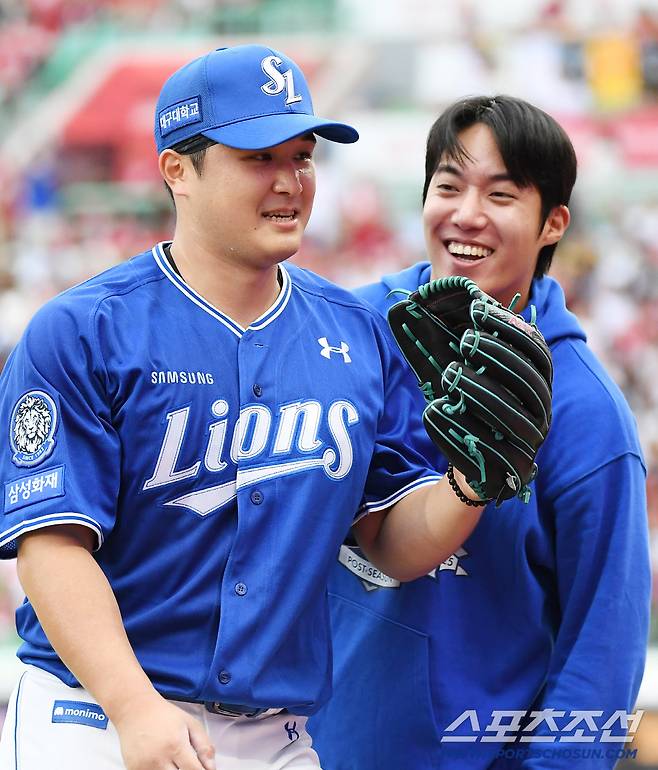 9일 인천SSG랜더스필드에서 열린 삼성과 SSG의 준PO 1차전. 6이닝 무실점으로 호투한 최원태가 원태인의 환영을 받고 있다. 인천=정재근 기자 cjg@sportschosun.com/2025.10.9/