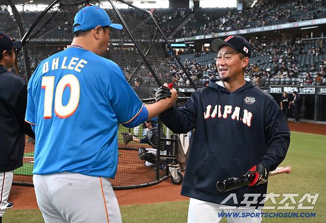 30일 일본 에스콘필드 홋카이도에서 '한일 드림 플레이어즈 게임'이 열렸다. 

이 게임은 한국과 일본 프로야구를 대표했던 스타들이 총  출동해 양국의 우정을 이어간다. 이대호가 나카다 쇼와 반갑게 인사를 나누고 있다. <사진공동취재단>