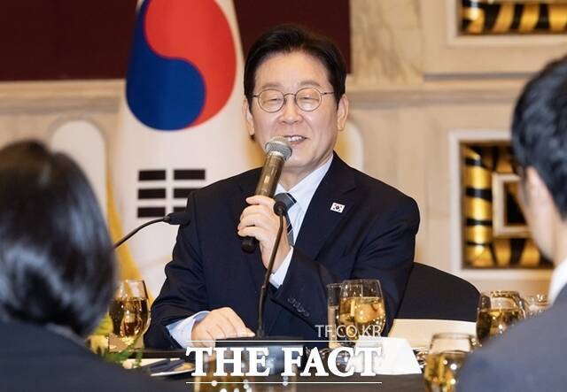 대통령 세종집무실과 국회 세종의사당 건립 시점이 앞당겨질 수 있다는 신호가 나오면서 세종시 집값이 들썩이고 있다. 사진은 이재명 대통령이 지난 7일(현지시간) 상하이 한 호텔에서 열린 순방 기자단 오찬 간담회에서 발언하고 있다. /뉴시스