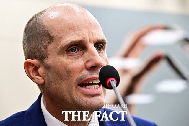 쿠팡 영업정지 가능성을 두고 갑론을박이 벌어지는 가운데 카드업계는 긴장보다는 관망에 무게를 두고 있다. /배정한 기자