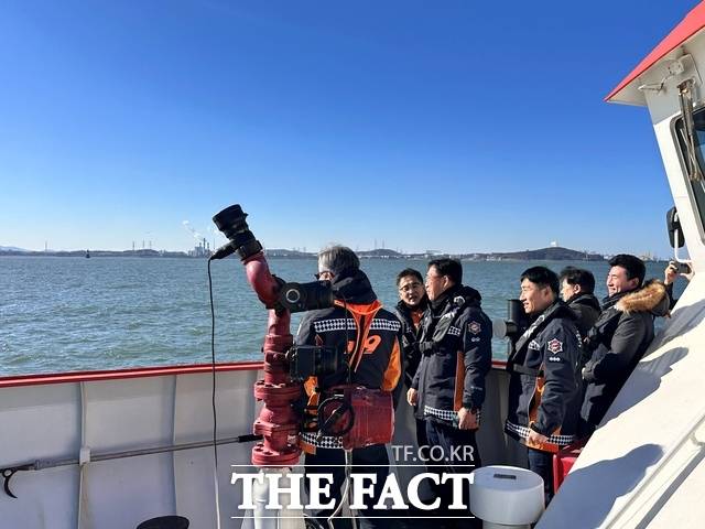 충남소방본부가 8일 당진 유인도서지역과 소방정대를 찾아 현장을 점검하고 있다. /충남도