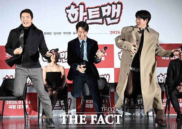 배우 권상우와 박지환, 표지훈(왼쪽부터)이 지난달 진행된 영화 '하트맨' 제작보고회에 참석해 극 중 선보인 춤을 추고 있다. /이새롬 기자