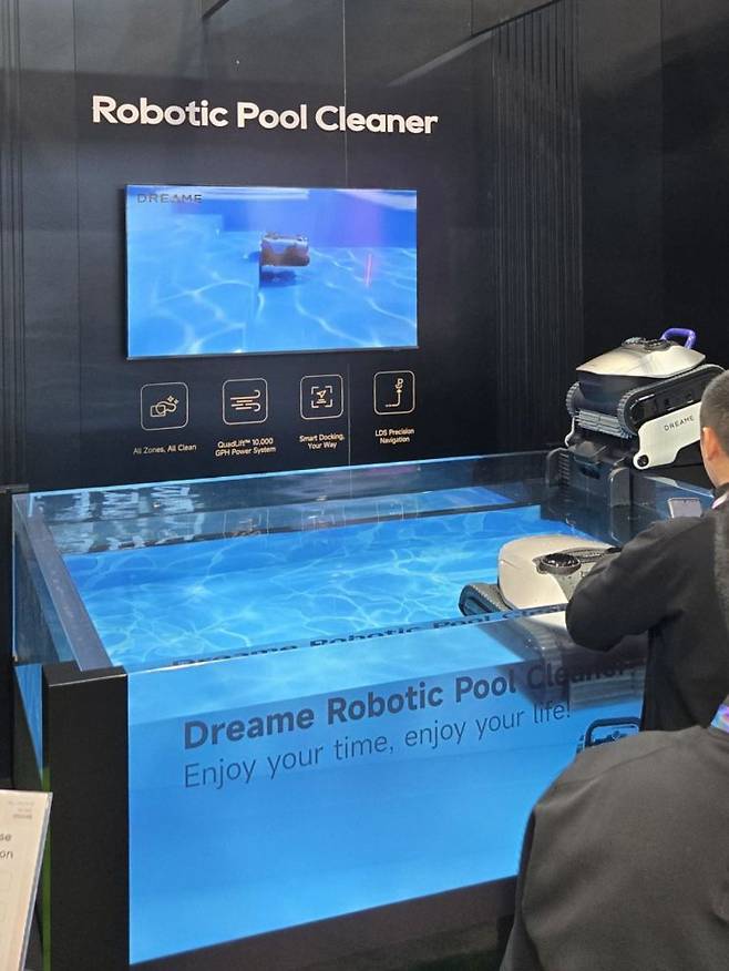 세계 최대 가전·IT 전시회 'CES 2026' 이틀차인 7일(현지시간) 오전 미국 라스베이거스 컨벤션센터(LVCC) 내 부스에서 중국 가전업체 드리미의 수영장용 로봇청소기인 'Z1 프로'가 직접 물 속을 청소하는 모습을 공개했다. 박소연 기자.