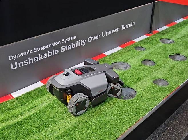 중국 가전업체 로보락은 세계 최대 가전·IT 전시회 'CES 2026' 이틀차인 7일(현지시간) 오전 미국 라스베이거스 베네치안 호텔 내 부스에서 북미용 잔디깎이 로봇청소기인 사륜구동 AWD 모델을 보여줬다. 박준이 기자.