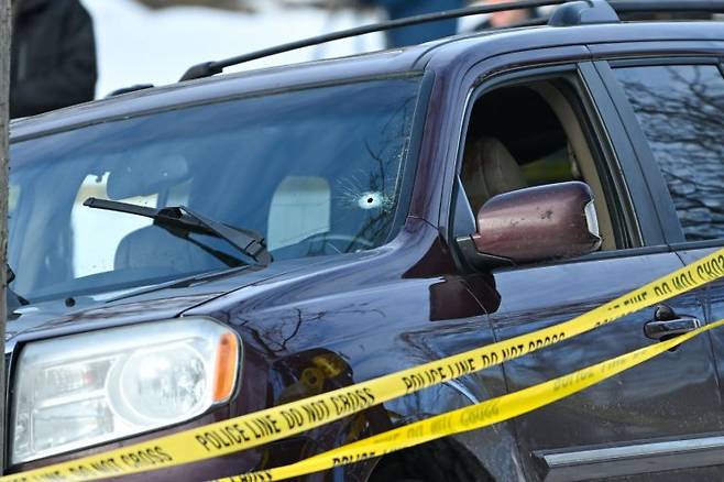 온라인에 퍼진 목격자 영상에는 ICE 요원들이 도로 한가운데 옆으로 멈춰 선 SUV에 접근해 차 문을 열려고 시도하는 장면이 담겼다. EPA연합뉴스