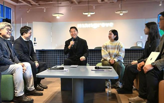 오세훈 서울시장이 8일 오전 민간임대주택 현장을 찾아 사업자, 입주민 및 관계자와 민간임대주택 활성화 방안을 논의하고 있다. 서울시 제공