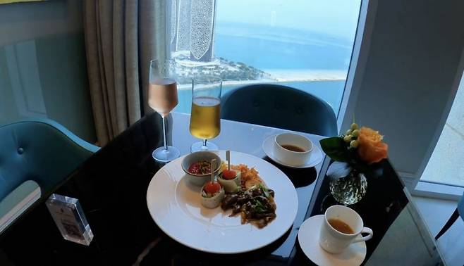 카타르 도하에 위치한 '더 리츠칼튼 도하'의 클럽 라운지 내부. 유튜브 채널 '보딩패스 : 여행의 설렘' 캡처