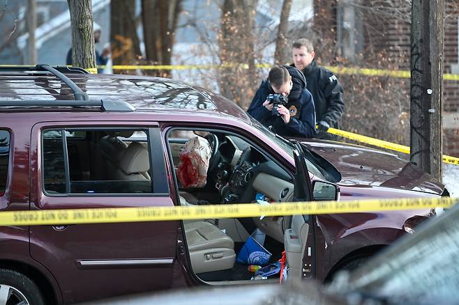 7일 미국 미네소타주 미니애폴리스에서 이민세관단속(ICE) 요원이 차량을 운전하던 여성을 총격해 살해한 사건 현장에서 FBI 요원들이 차량을 조사하고 있다. /EPA 연합뉴스