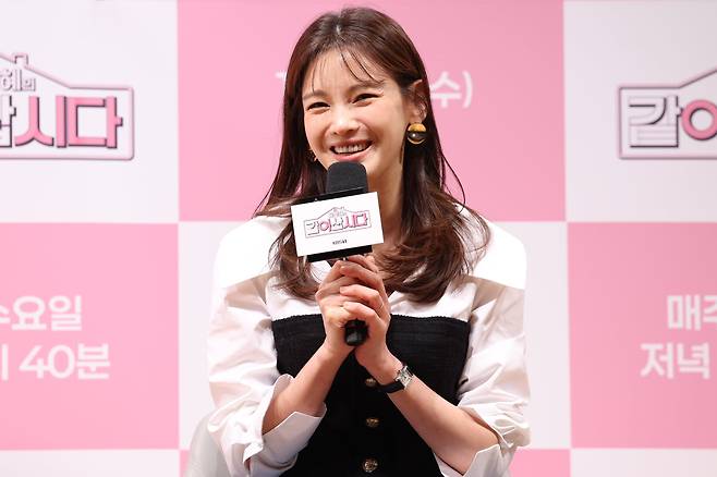 방송인 정가은이 6일 서울 영등포구 KBS아트홀에서 열린 예능 '황신혜의 같이 삽시다' 제작발표회에서 인사말을 하고 있다. /연합뉴스