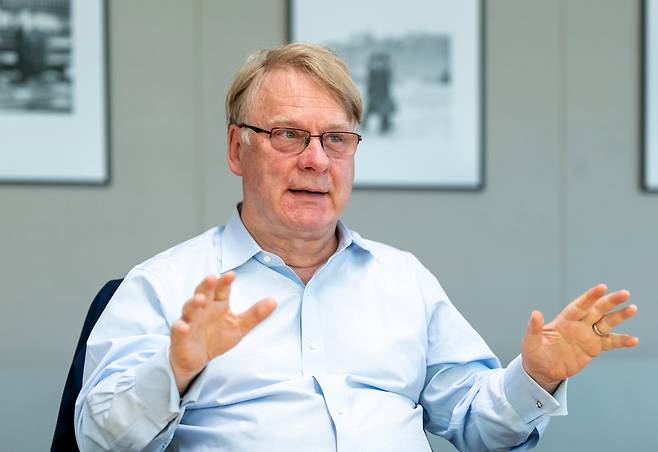 마틴 리브스 보스턴컨설팅그룹(BCG) 헨드슨연구소장이최근 서울 중구 BCG 한국 지사에서 WEEKLY BIZ와 만나 "한국의 대기업들은 규모가 크고 기능 중심적인 조직 문화가 강해 변화에 한계가 있다"며 "혁신을 이루려면 다양한 아이디어가 충돌할 수 있는 환경이 필요하고, 이를 위해 보다 자유로운 조직 문화를 정착시키는 노력이 필요하다"고 말했다. /김지호 기자