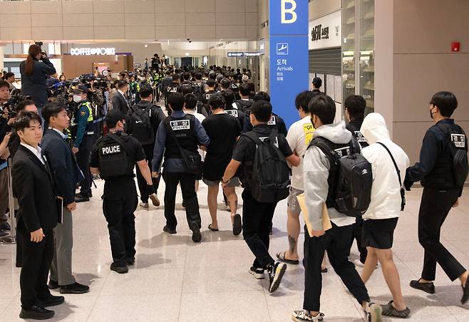 캄보디아 당국 범죄단지 단속으로 적발돼 구금됐던 한국인들이 인천국제공항 2터미널을 통해 송환되고 있다. /뉴스1