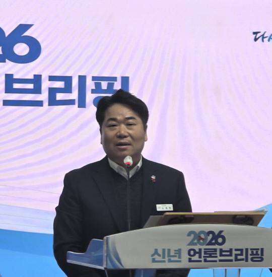 8일 오세현 아산시장이 시청 상황실에서 신년브리핑을 하고 있다. 윤평호 기자