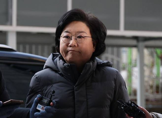 이혜훈 기획예산처 장관 후보자가 6일 서울 중구 예금보험공사에 마련된 인사청문회 준비 사무실로 출근하며 취재진의 질문을 듣고 있다. ⓒ연합뉴스