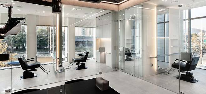 서울 강남구 신사동에 위치한 공유미용실 ‘아데르’의 내부 모습. 한 매장이지만 개별 영업 신고를 한 미용사들이 분리된 공간에서 손님을 맞는다. 샴푸실과 미용 기기 등은 공유할 수 있어 입점 시 별도 보증금과 임차료만 내면 된다. 보건복지부 제공