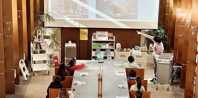 지난 6일 광진구 아차산숲속도서관 1층 자료실에서 ‘한국 미술사 클래스 특!’ 강좌가 열리고 있다. 광진구 아차산숲속도서관 제공
