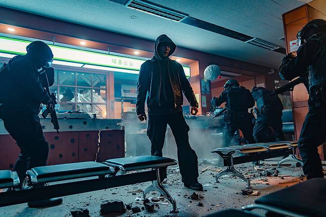 소박한 ‘생활밀착형’ 히어로물에서 블록버스터로 바뀐 드라마 ‘캐셔로’. 넷플릭스 제공