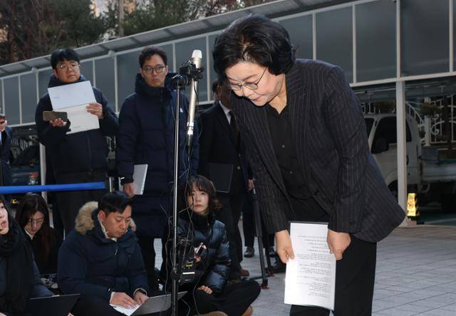 이혜훈 기획예산처 장관 후보자가 지난달 30일 서울 중구 예금보험공사에 마련된 인사청문회 준비 사무실로 출근하며 "내란은 민주주의를 파괴하는 불법적 행위"라며 "그러나 당시에는 내가 실체를 제대로 파악하지 못했다"며 사과하고 있다. 연합뉴스