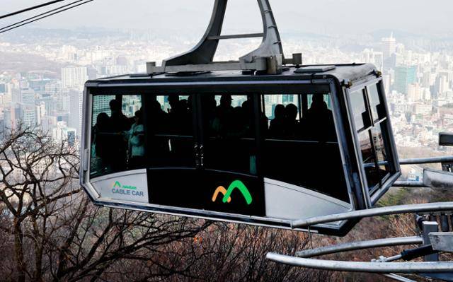 지난달 19일 시민들이 서울 남산 케이블카에 탑승해 이동하고 있다. 뉴스1