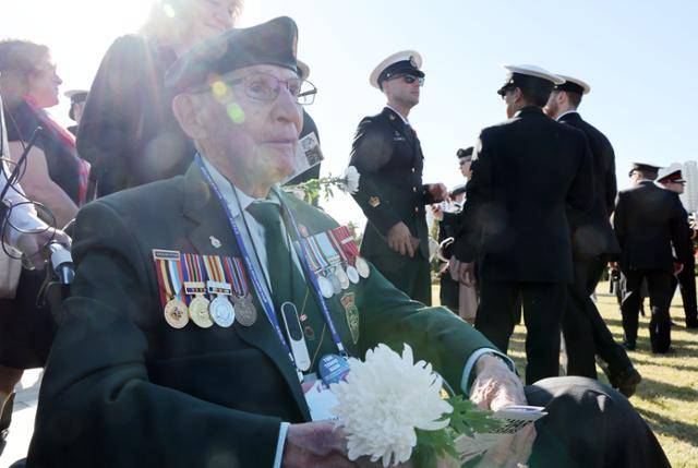 지난해 11월 11일 제19회 유엔참전용사 국제추모의 날' 기념식이 열린 부산 남구 유엔기념공원에서 6·25전쟁 유엔군 참전용사가 전우들 묘역을 둘러보고 있다. 뉴시스