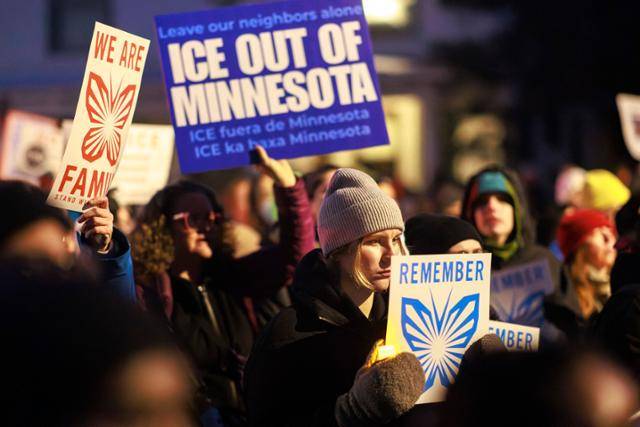 7일 미국 이민세관단속국(ICE) 요원의 총격에 의해 30대 여성이 숨진 미 미네소타주 미니애폴리스 사건 현장에서 사람들이 IㅇㄹCE에 반대하는 시위를 하고 있다. 미니애폴리스=AFP 연합뉴스