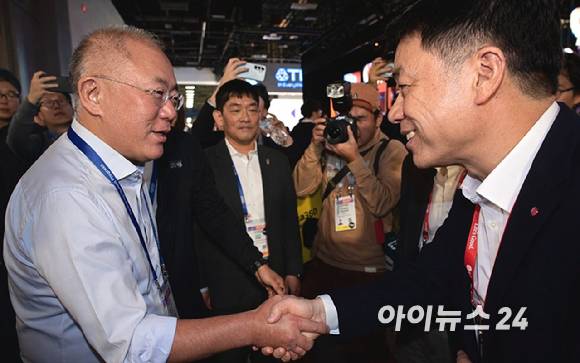 6일(현지시간) 미국 라스베이거스에서 개막한 CES 2026의 LG전자 전시관을 찾은 정의선 현대차그룹 회장(왼쪽)이 류재철 최고경영자(CEO)와 인사를 나누고 있다. [사진=독자제공]