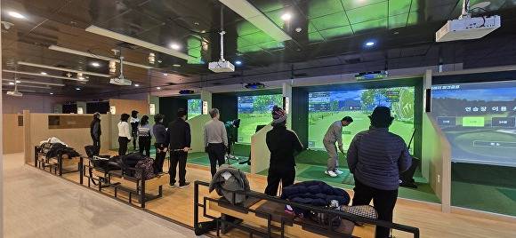 도시철도 2호선 용산역 복합테마파크 내 문을 연 ‘스크린 파크골프장(조이앤플레이파크)’ 내부 전경 [사진=대구교통공사]