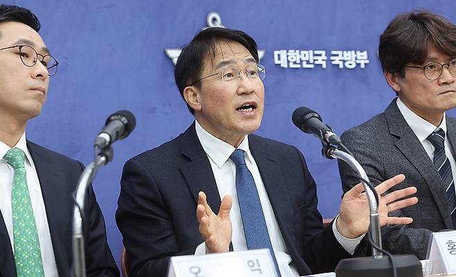 '민관군 합동 특별자문위원회 방첩·보안 재설계 분과위원회'의 홍현익 분과위원장이 8일 서울 용산구 국방부 브리핑룸에서 방첩사 해체 방안 관련 발표를 하고 있다. 2026.1.8 [사진=연합뉴스]