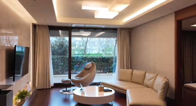 체류형 숙소 내부. 거실과 휴식 공간을 분리한 구조는 여행보다 ‘생활’을 전제로 설계돼 있다.