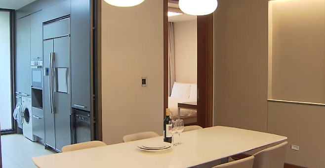 장기 체류를 전제로 설계된 주방형 객실 내부.