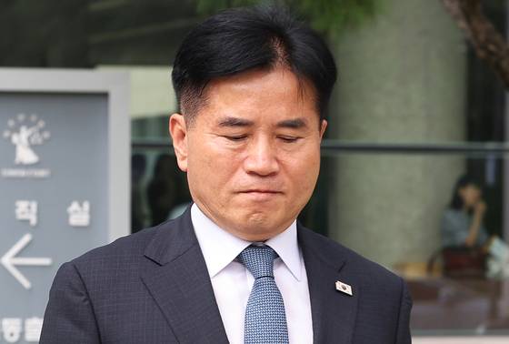 2024년 4·10 총선 과정에서 재산 일부를 누락 신고한 혐의 등으로 기소돼 1심에서 당선무효형을 선고받은 이병진 더불어민주당 의원이 지난해 8월 28일 경기도 수원시 영통구 수원고등법원에서 열린 항소심 선고공판을 마치고 나오고 있다. 연합뉴스