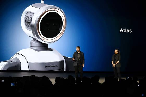 미국 네바다주 라스베이거스 만달레이베이에서 열린 현대차그룹 프레스 컨퍼런스에서 알베르토 로드리게즈 보스턴다이나믹스 아틀라스 행동정책 담당과 캐롤리나 파라다 구글 딥마인드 로보틱스 총괄이 기조연설하고 있다. [뉴스1]