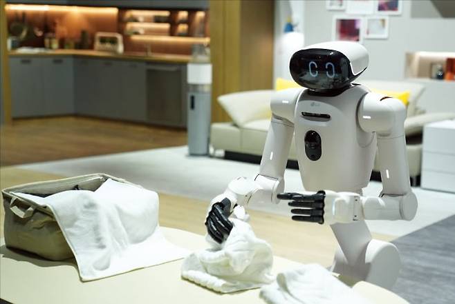 6일(현지시간) 미국 라스베이거스 컨벤션센터(LVCC)에 마련된 ‘CES 2026’ LG전자 전시장에서 홈 로봇 ‘LG 클로이드’가 수건을 개고 있다.  /AP연합뉴스