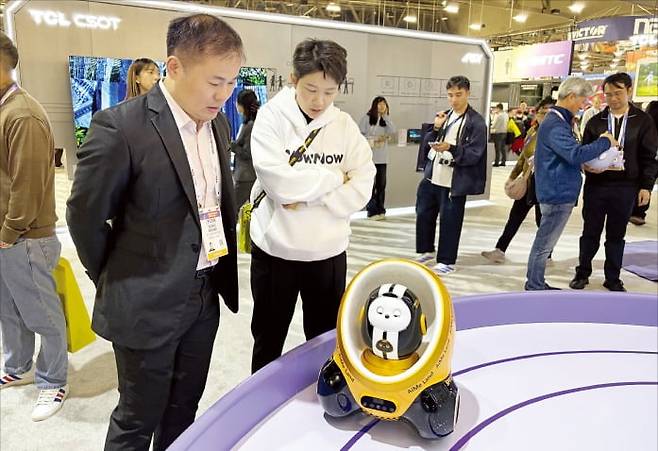 6일(현지시간) 미국 라스베이거스 컨벤션센터(LVCC)에서 관람객들이 중국 가전업체 TCL의 반려로봇 ‘에이미’를 구경하고 있다.   /라스베이거스=박의명 기자