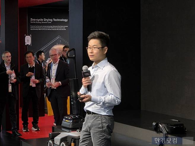 클라비 루 로보락 글로벌 프로덕트마케팅디렉터가 6일(현지시간) 미국 라스베이거스 베네시안 엑스포에 마련된 자사 CES 2026 전시관에서 키노트 연설을 통해 로봇청소기 신제품 '사로스 로버'를 공개하고 있다. 사진=김대영 기자