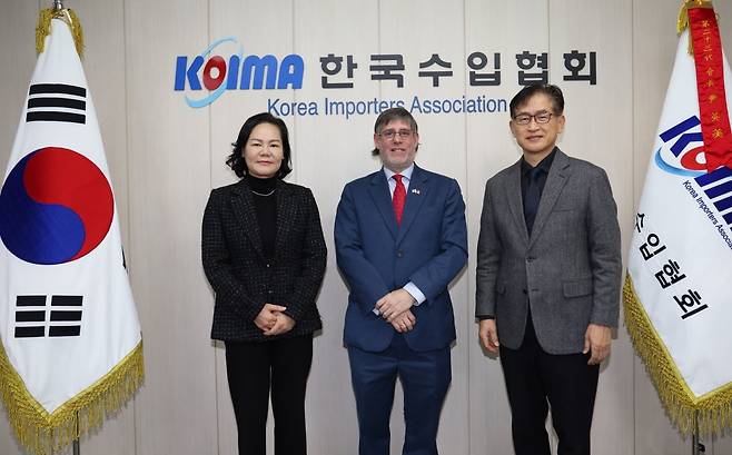 왼쪽부터 윤영미 한국수입협회장, 파울 두클로스 주한 페루 대사, 권기창 한국수입협회 상근부회장./제공=한국수입협회