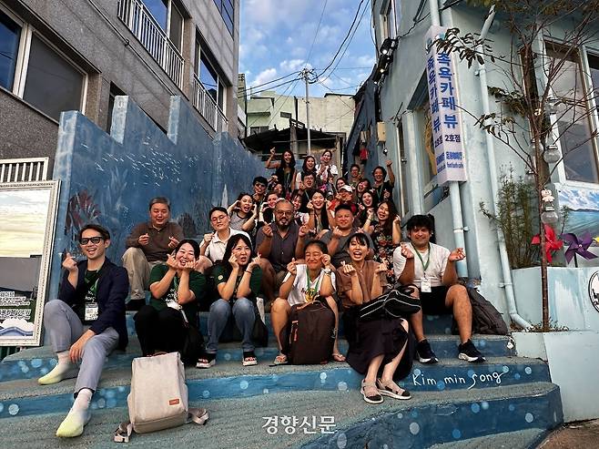 부산형 글로벌워케이션 참가자들이 기념촬영을 하고 있다. 부산시 제공