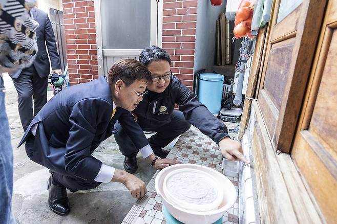 정문헌 구청장이 서촌 흰개미 방제 한옥을 방문한 모습. 종로구 제공.