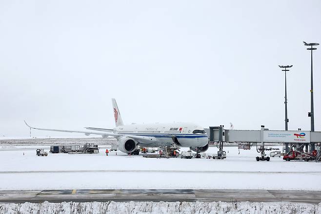 에어차이나사의 여객기가 7일(현지시간) 눈이 내린 프랑스 파리 샤를드골 국제공항 활주로에 서있다. 로이터연합뉴스