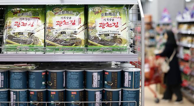Dried seaweed products from KwangcheonKim are displayed at a supermarket in Seoul on Dec. 14. (Newsis)
