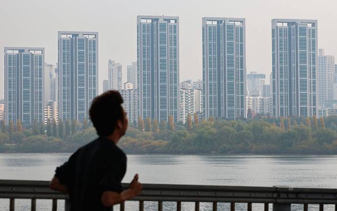 This photo shows high-end residential apartment buildings in Seoul seen from Jamsugyo bridge on the Han River in November. (Newsis)